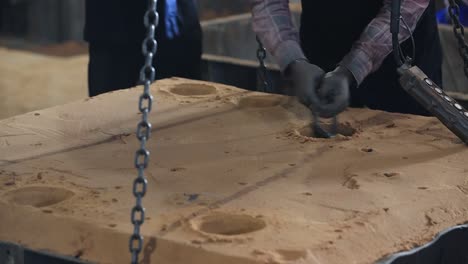 primer concepto de seguridad, fábrica de fundición moderna pancarta o cartel vectorial realista, vertido de metal fundido de cuchara de acero en ilustración de molde, fundición industrial de acero y fabricación de aleaciones