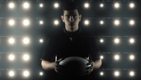 un jugador de rugby serio trae una pelota de rugby.