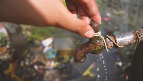 Agua-Que-Fluye-De-Un-Grifo-En-Una-Aldea-Rural-De-Bengala-En-La-India