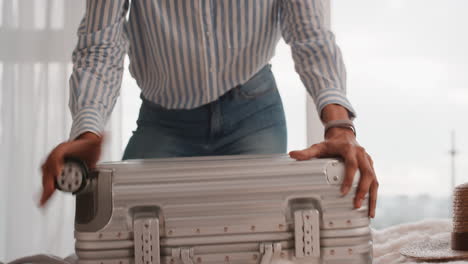 Mujer-De-Viaje-Empacando-Maleta-Preparándose-Para-El-Viaje-Por-Carretera-Preparando-El-Equipaje-Para-Las-Vacaciones