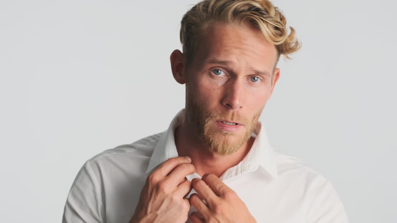 잘생긴 남자가 그의 얼굴을 만지고