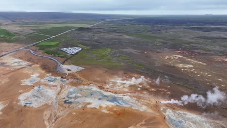 Vista-Aérea-De-La-Zona-Geotérmica-De-Geysir-En-El-Paisaje-De-Islandia,-Disparo-De-Drones