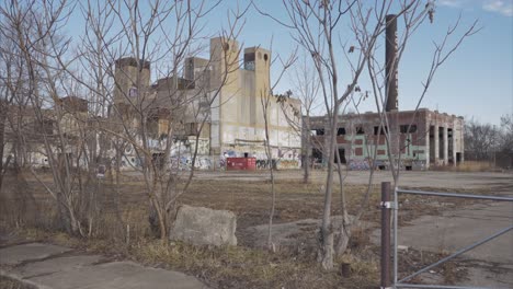 View-of-an-established-shot-of-abandoned-manufacture-building-in-Detroit,-Michigan