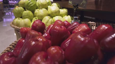 Schwenkkamera-über-Dem-Obstregalstand-Im-Supermarkt-Mit-Vielen-Rosenäpfeln-Und-Guaven-Am-Stand