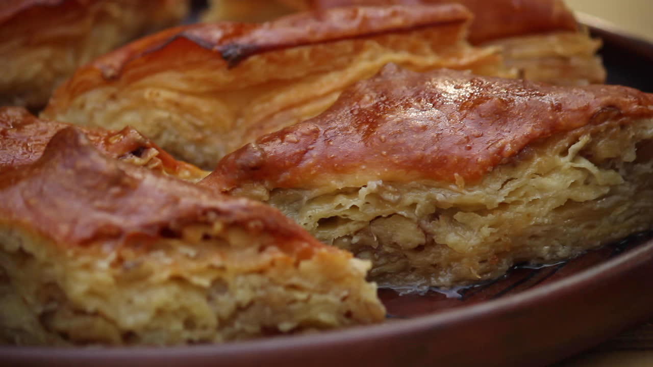 Close-up de baklava caseira no prato.