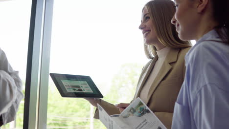 Woman-working-in-a-travel-agency