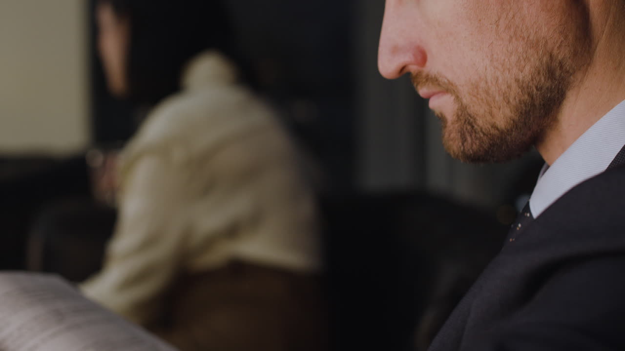 계약서를 읽는 사람의 클로즈업