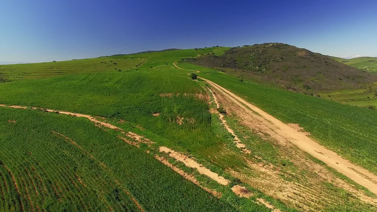 vista aérea de un camino de tierra que serpentea a través de un terreno montañoso