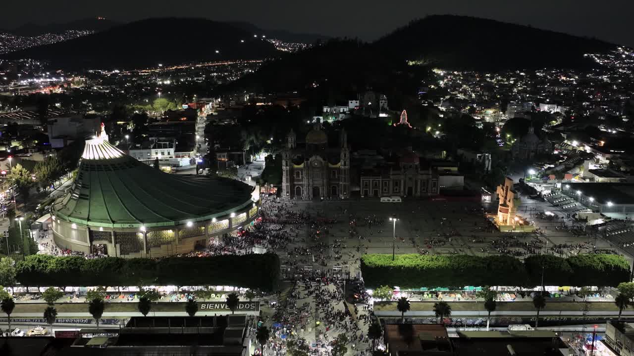 fotografía al revés de la santa basílica de guadalupe por la noche, ciudad de méxico