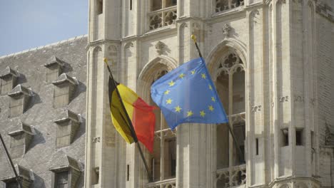 flagi belgijskie i ue na ratuszu w brukseli