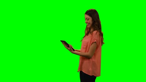 mujer feliz usando teléfono móvil