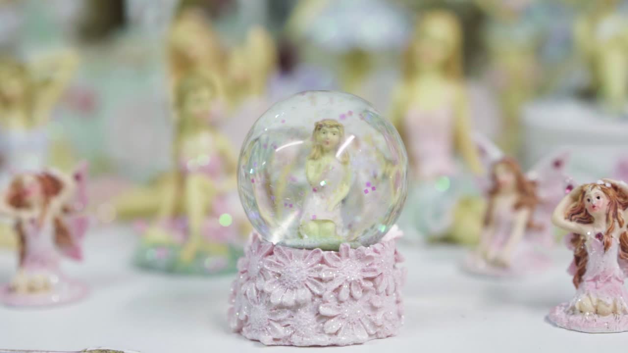 muñecas de bailarina y estatuillas de cerámica estantería de bola de nieve
