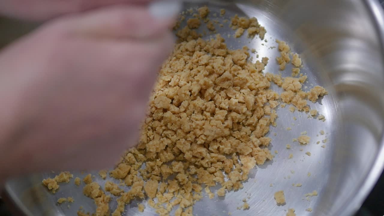 트라하나 조각은 느린 동작으로 큰 비에 떨어집니다.