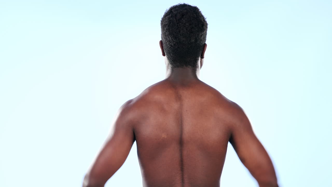 hombre fuerte, musculoso y negro flexionando los bíceps