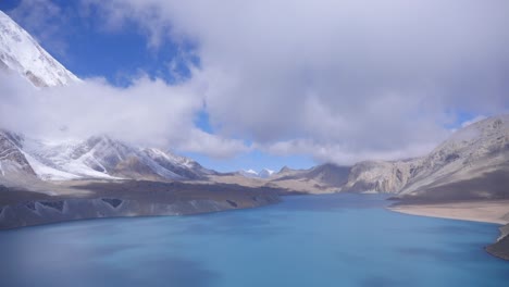 montañas nevadas y nubes timelapse