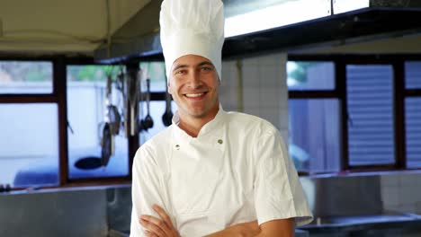 retrato de un chef feliz de pie con los brazos cruzados