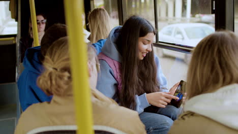 jóvenes sentados en el autobús