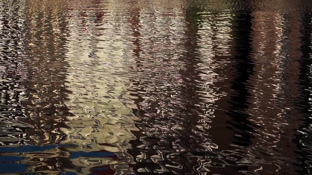 운하 물에 반영되는 암스테르담의 연립 주택