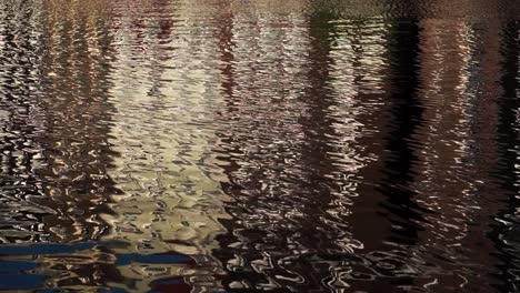 Row-houses-in-Amsterdam-being-reflected-in-canal-waters