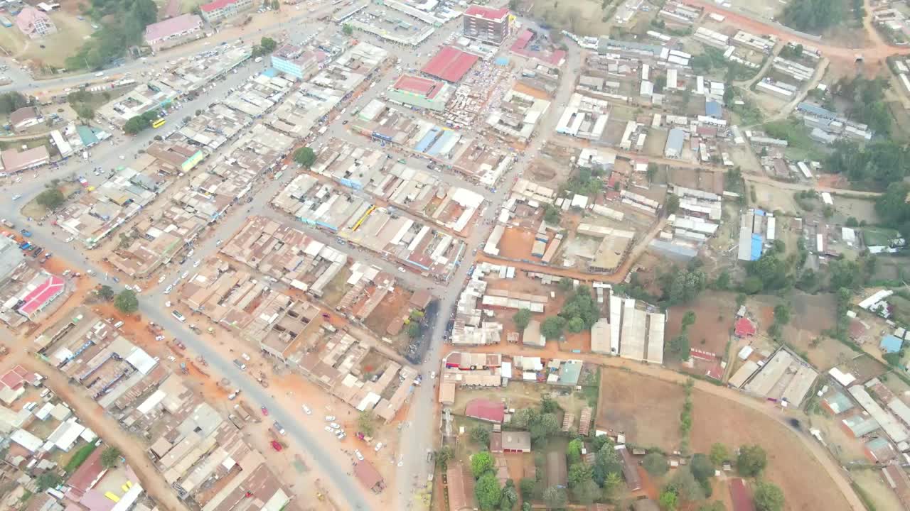 Contesto urbano con edifici modesti e strade dissestate in Kenya, Africa