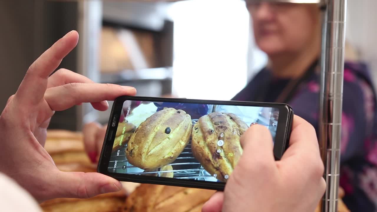 집 에서  의 사진 을 찍는 사람