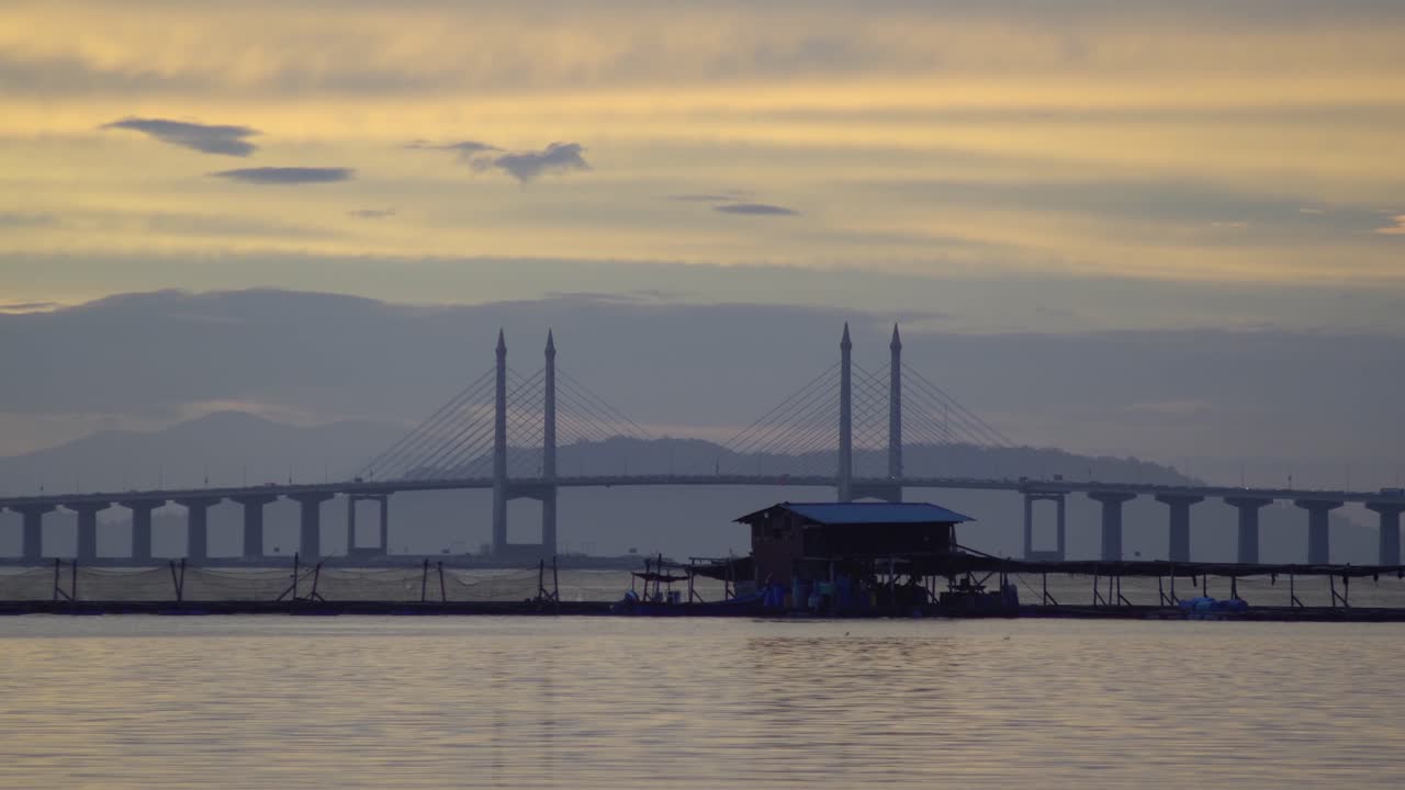 황금빛 해가 뜨는 아침에 바다에서 물고기 농장.