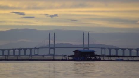 granja de peces en el mar en la mañana dorada del amanecer.