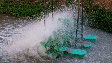 Sich-Schnell-Drehende-Turbinen-Belüften-Das-Wasser-In-Der-Fischzucht