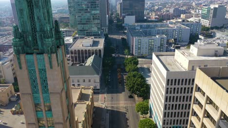 Antenne-Des-Wilshire-Boulevard-In-Los-Angeles,-Vorbei-An-Den-Bullocks-Wilshire-Art-Deco-Building