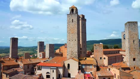 Zoom-in-Aerial-shot-of-San-Gimignano-towers-in-Siena,-Tuscany,-Italy