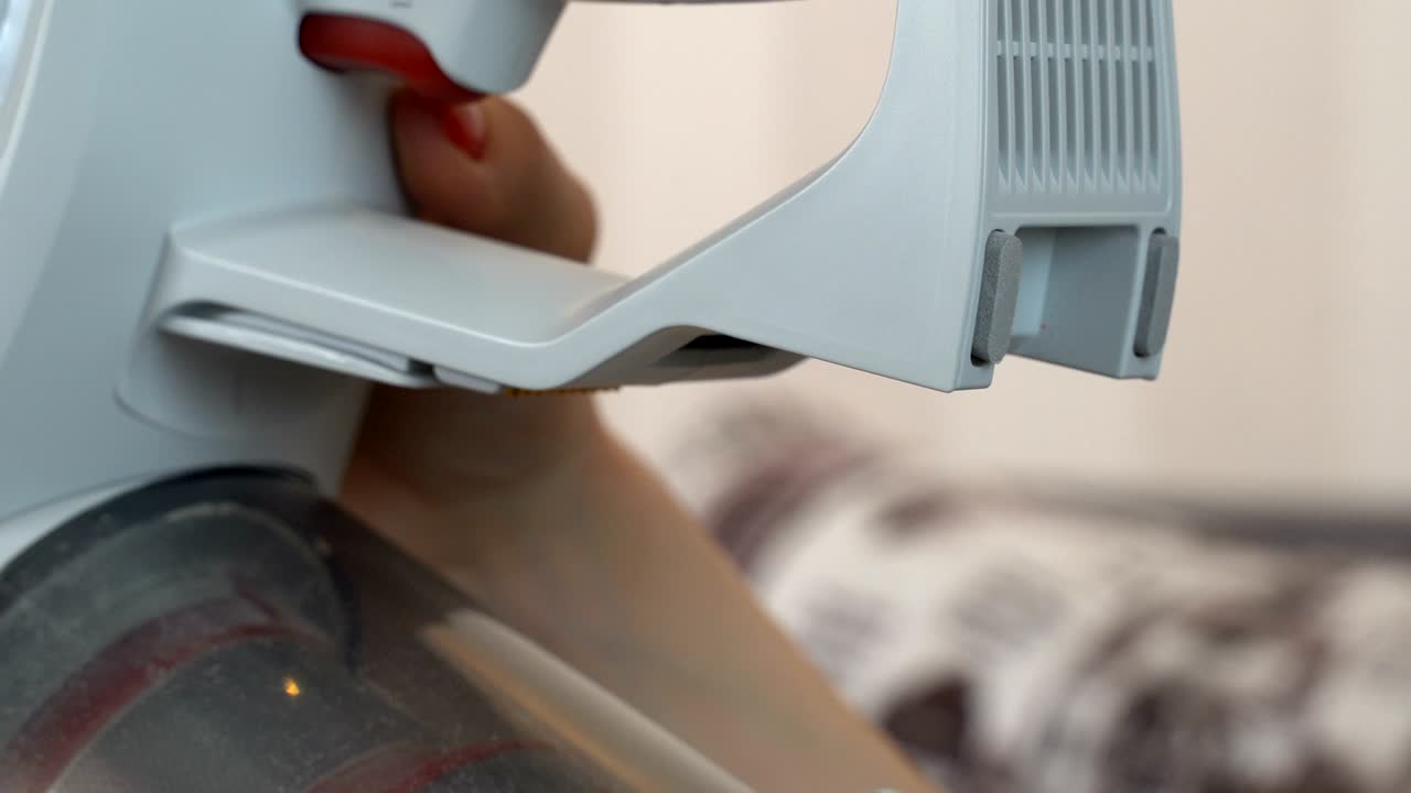 배터리를 진공청소기에 입합니다.