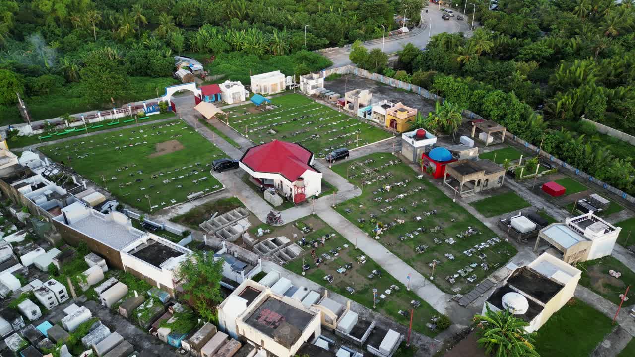필리핀 카탄두아네스 주 비라크 의 묘지 의 공중 사진