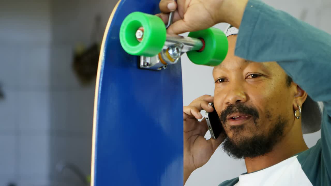 hombre haciendo patineta 4k