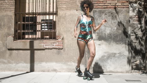 mujer de patinaje sobre ruedas baila y patina afuera en un entorno urbano