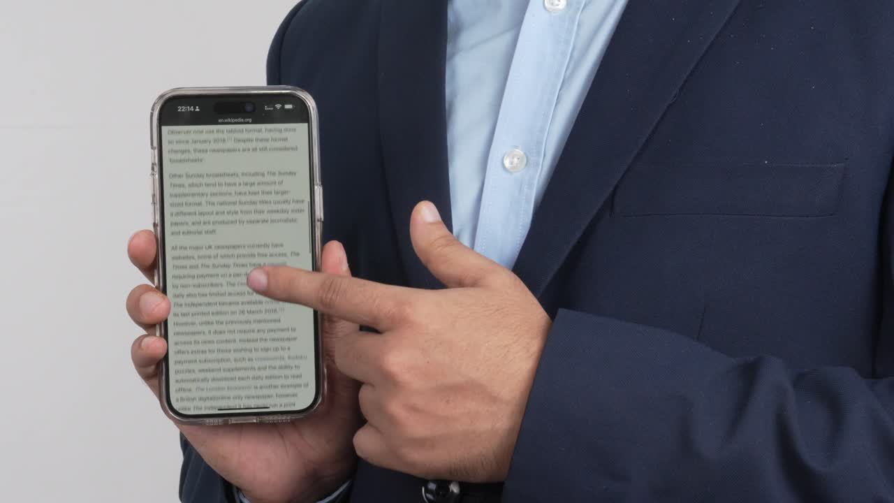 Hombre desplazándose por texto en la pantalla de un smartphone