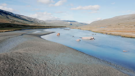 Drohnen-Luftaufnahme-über-Den-Fluss-In-Den-Bergen,-Idyllische-Und-Ruhige-Atmosphäre,-Unberührtes-Naturkonzept,-4k