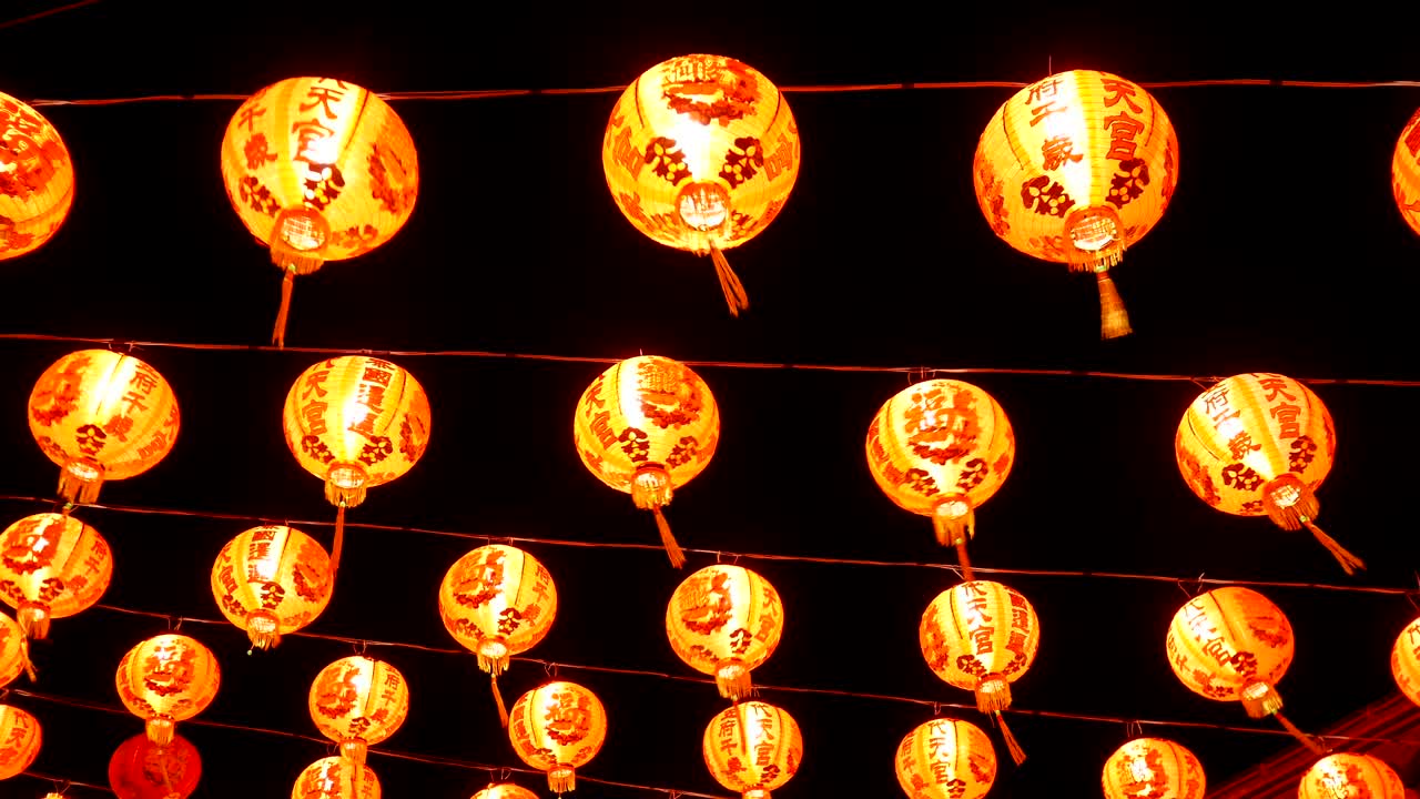 decoración de linterna china del año nuevo lunar por la noche.