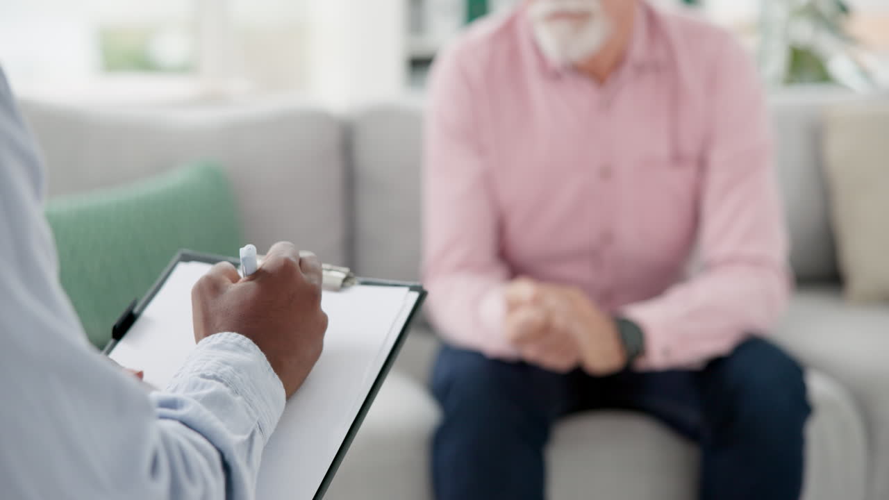 escritura, psicología y apoyo con las manos