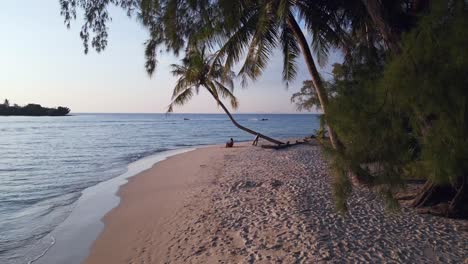 Ruhiger-Luftbildflug,-Der-Langsam-Nach-Unten-Sinkt,-Drohne-Eines-Yoga-Sportmädchens,-Palme,-Seacret-Beach,-Koh-Kood,-Sonnenuntergang,-Thailand-2022