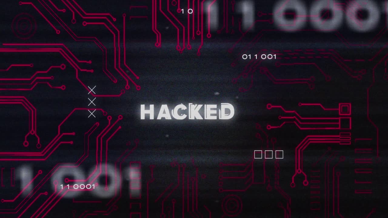 animación de interferencia sobre texto hackeado, procesamiento de datos y placa de circuitos informáticos