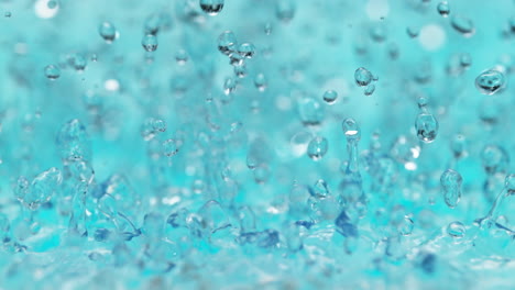 el agua azul salpica y hace un patrón en cámara lenta - líquido abstracto en macro