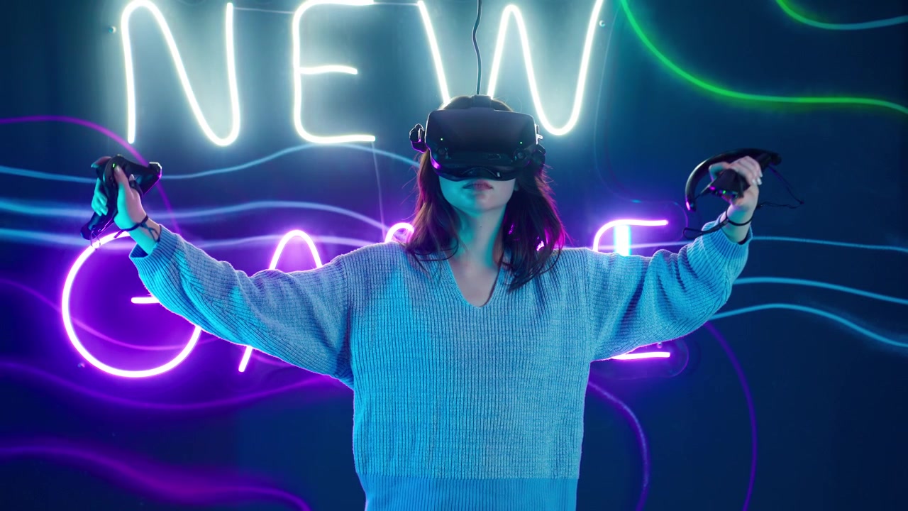 Giovane donna che gioca a un gioco di realtà virtuale con luci al neon