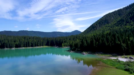 lago de fusine superior, alpes italianos. vuelos aéreos de aviones no tripulados.