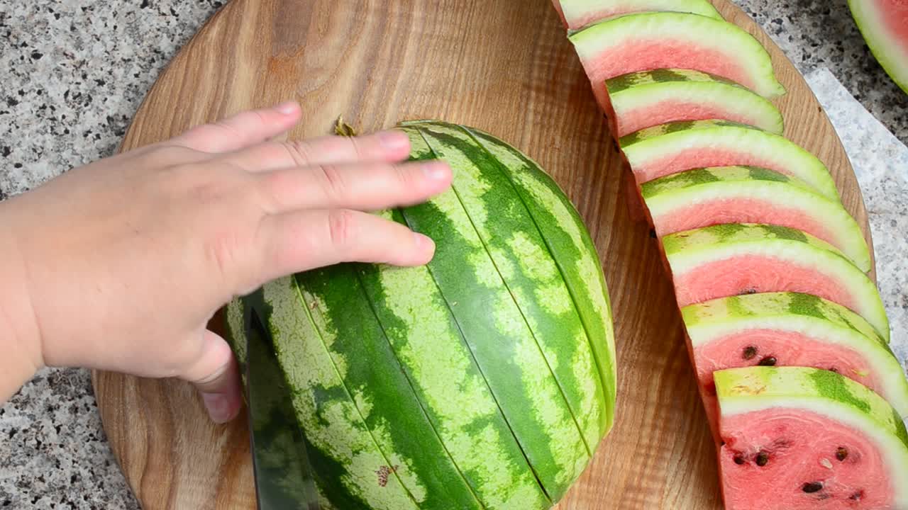 Taglio dell'anguria. Lavoro del cuoco. Riprese in cucina.