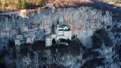 Italienische-Kirche,-In-Einen-Felsen-Gebaut,-Madonna-Della-Corona