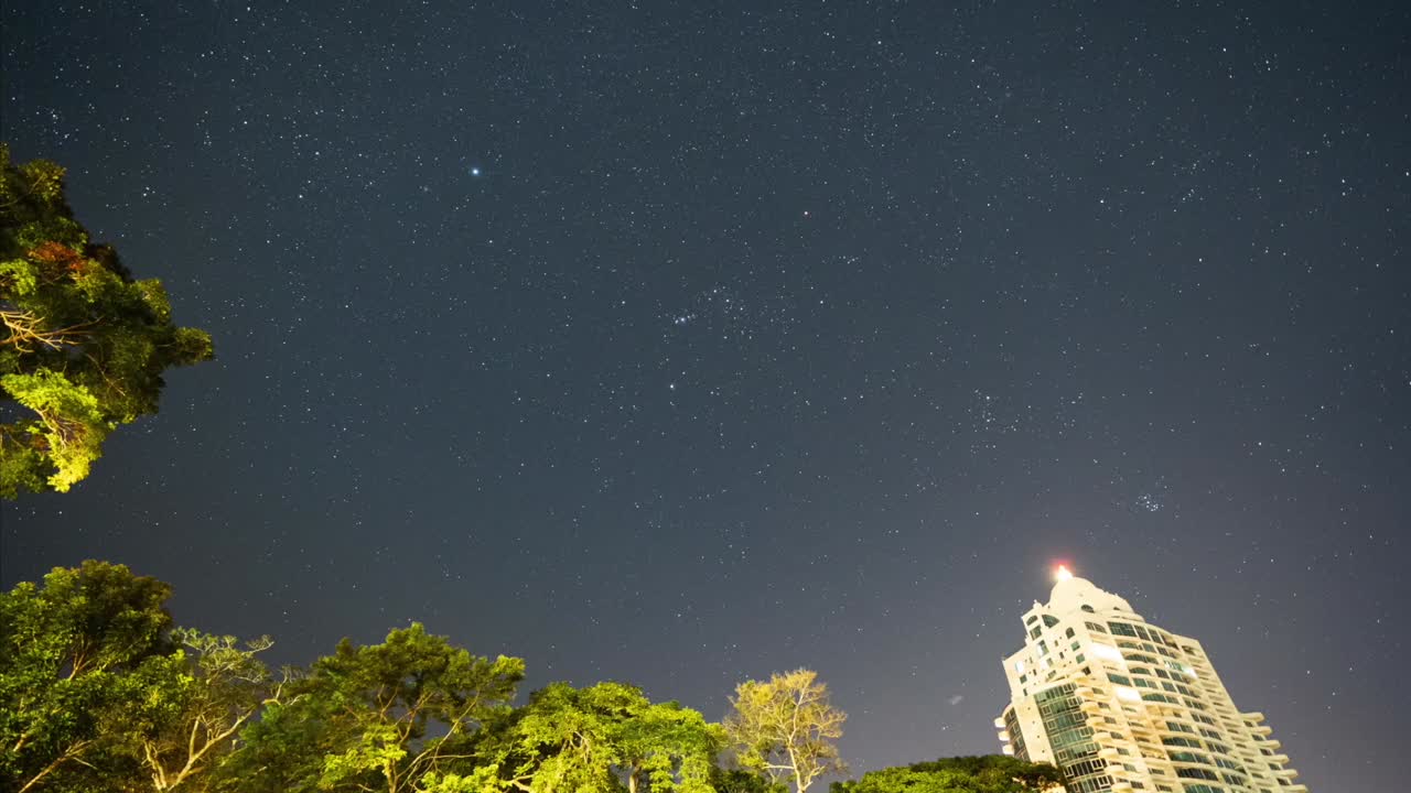 파나마에서 오리온 별자리에 유성 시간 경과