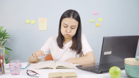 Estudiante-Aburrida-De-Estudiar.