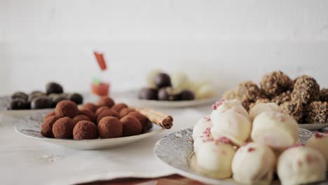 toma de detalle de capuchino de chocolate casero tradicional pasteles de pastelería dulce de vainilla de coco tiro medio