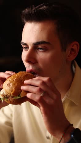 hombre comiendo una hamburguesa