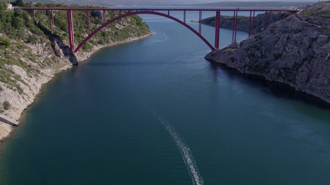 Vista elevada da ponte ligando a terra sobre a água, Maslenica, Zadar, Croácia